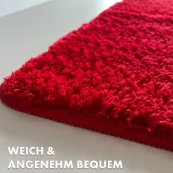 FLOORDIREKT Badematte Sky - Flauschiger Badvorleger mit dichtem Flor - Eckig - Beerenrot - 80 x 150 cm