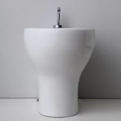 Standbidet aus weißer Sanitärkeramik | Soave
