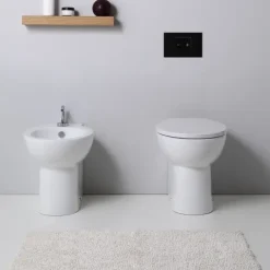 Stand-WC und Bidet aus Sanitärkeramik, weiß glänzend | Patascoss