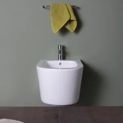 Wandbidet aus weißer Sanitärkeramik, abgerundete Form | Blues